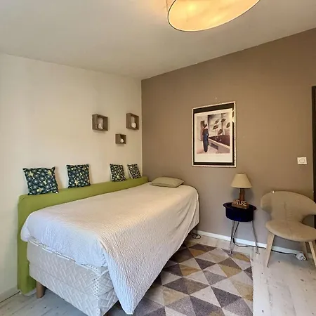 Maison 4 Pièces Avec Terrasse Et Jardin, Proche Commerces - Fr-1-246a-355