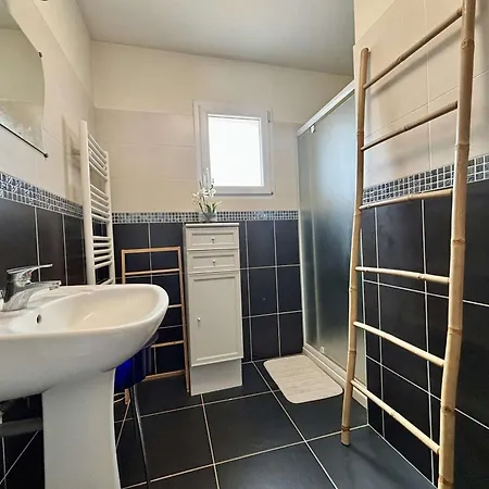 Hébergement de vacances Maison 4 Pièces Avec Terrasse Et Jardin, Proche Commerces - Fr-1-246a-355 *