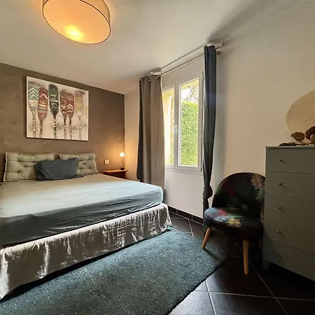 Maison 4 Pièces Avec Terrasse Et Jardin, Proche Commerces - Fr-1-246a-355 *