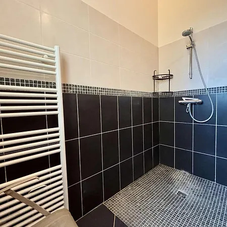 Hébergement de vacances Maison 4 Pièces Avec Terrasse Et Jardin, Proche Commerces - Fr-1-246a-355