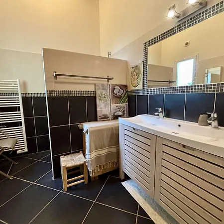 Maison 4 Pièces Avec Terrasse Et Jardin, Proche Commerces - Fr-1-246a-355 Hébergement de vacances *